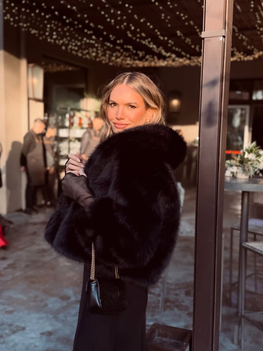 Eva Bargiela con tapado de piel