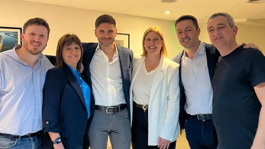 Federico Angelini, Patricia Bullrich, Maximiliano Pullaro, Gisela Scaglia y Luis Petri durante la campaña electoral de 2023
