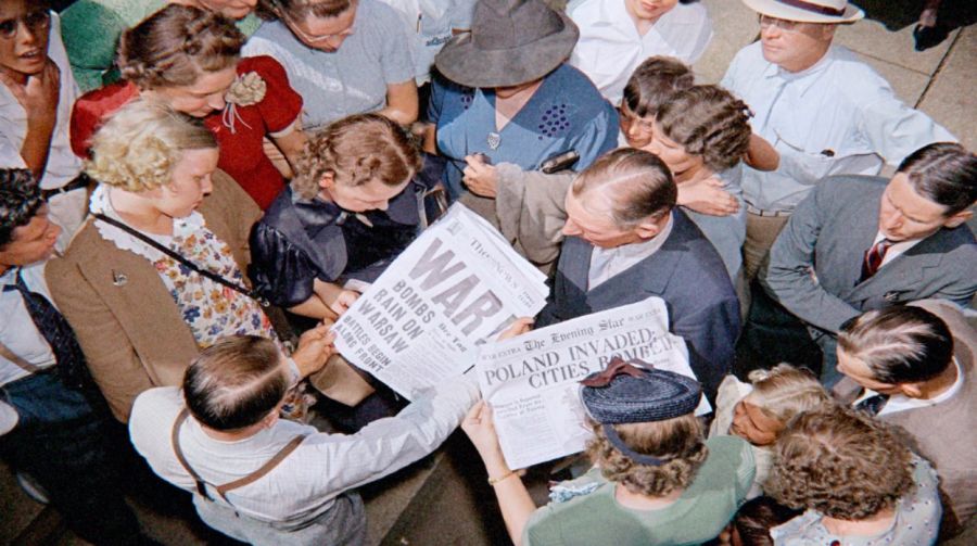 Personas leyendo periódicos de Washington D. C. el 1 de septiembre de 1939