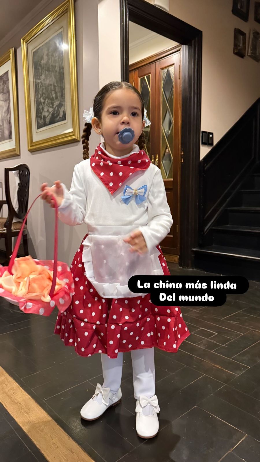 Sarah Burlando con look patrio