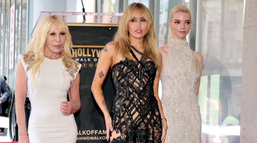 Donatella Versace, Miley Cyrus y Anya Taylor-Joy asisten a la ceremonia de entrega de la estrella en el Paseo de la Fama de Hollywood en honor a Miley Cyrus el 22 de mayo de 2026 en Hollywood, California. 
