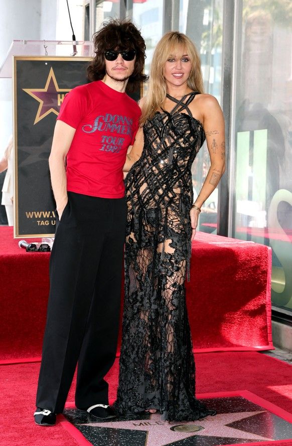 Maxx Morando y Miley Cyrus asisten a la ceremonia de entrega de la estrella en el Paseo de la Fama de Hollywood en honor a Miley Cyrus el 22 de mayo de 2026 en Hollywood, California