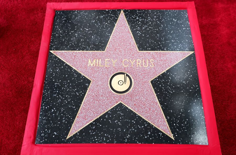 Vista de la estrella de Miley Cyrus durante la ceremonia de entrega de la estrella en el Paseo de la Fama de Hollywood en honor a Miley Cyrus, celebrada el 22 de mayo de 2026 en Hollywood, California