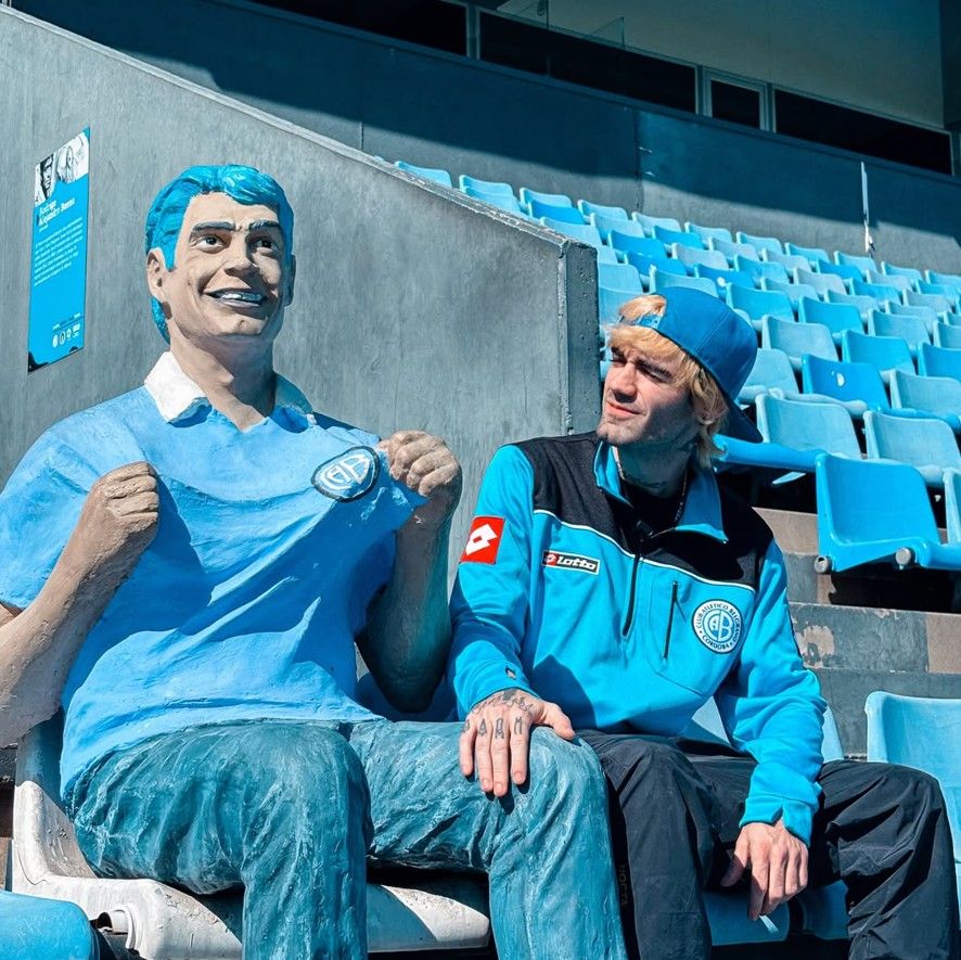 Ramiro Bueno junto a la figura de su papá El Potro Rodrigo en la cancha de Belgrano