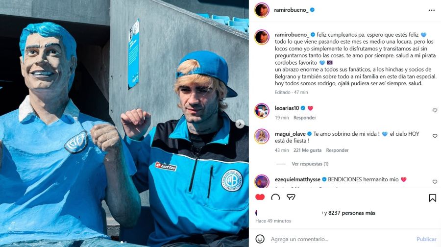 Ramiro Bueno junto a la figura de su papá El Potro Rodrigo en la cancha de Belgrano