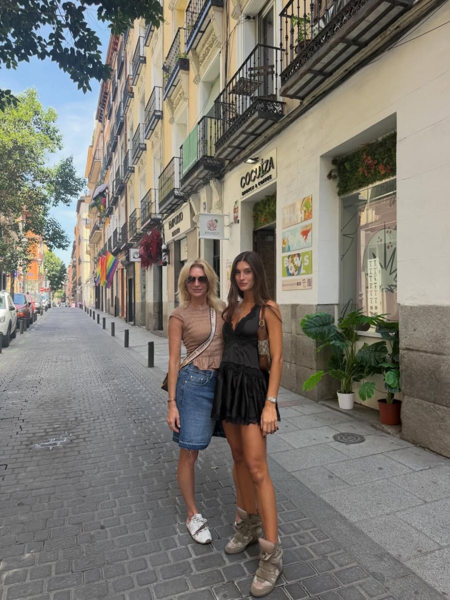 Juli Poggio, Lola Latorre