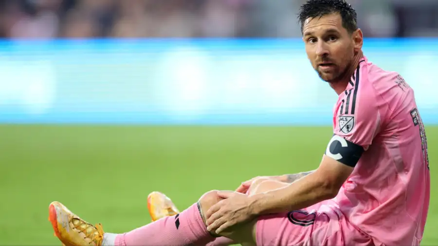Messi deja el campo con aparentes molestias