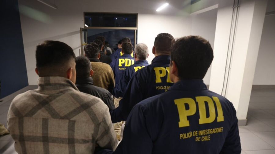 Policía de Chile escolta migrantes en vuelo de expulsión