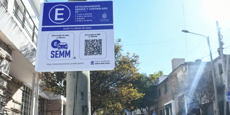 Cartel con código QR para pagar estacionamiento