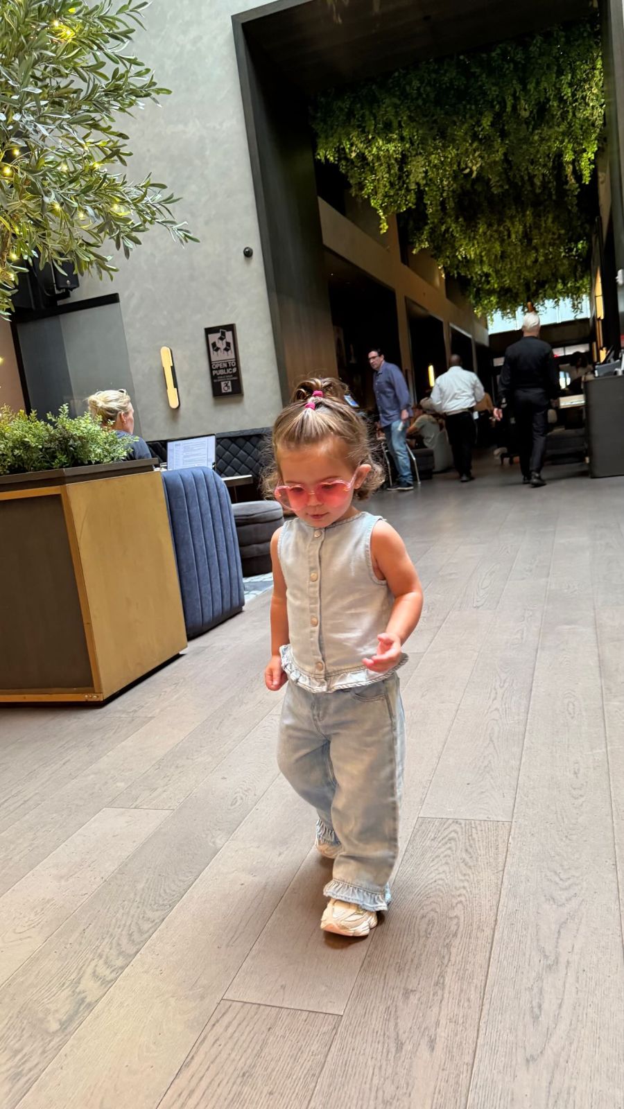 El look total demin de Olivia, la hija de Sofía Calzetti y el Kun Agüero