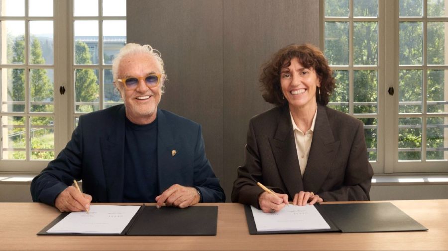 Flavio Briatore, asesor ejecutivo de Alpine, y Francesca Bellettini, CEO de Gucci