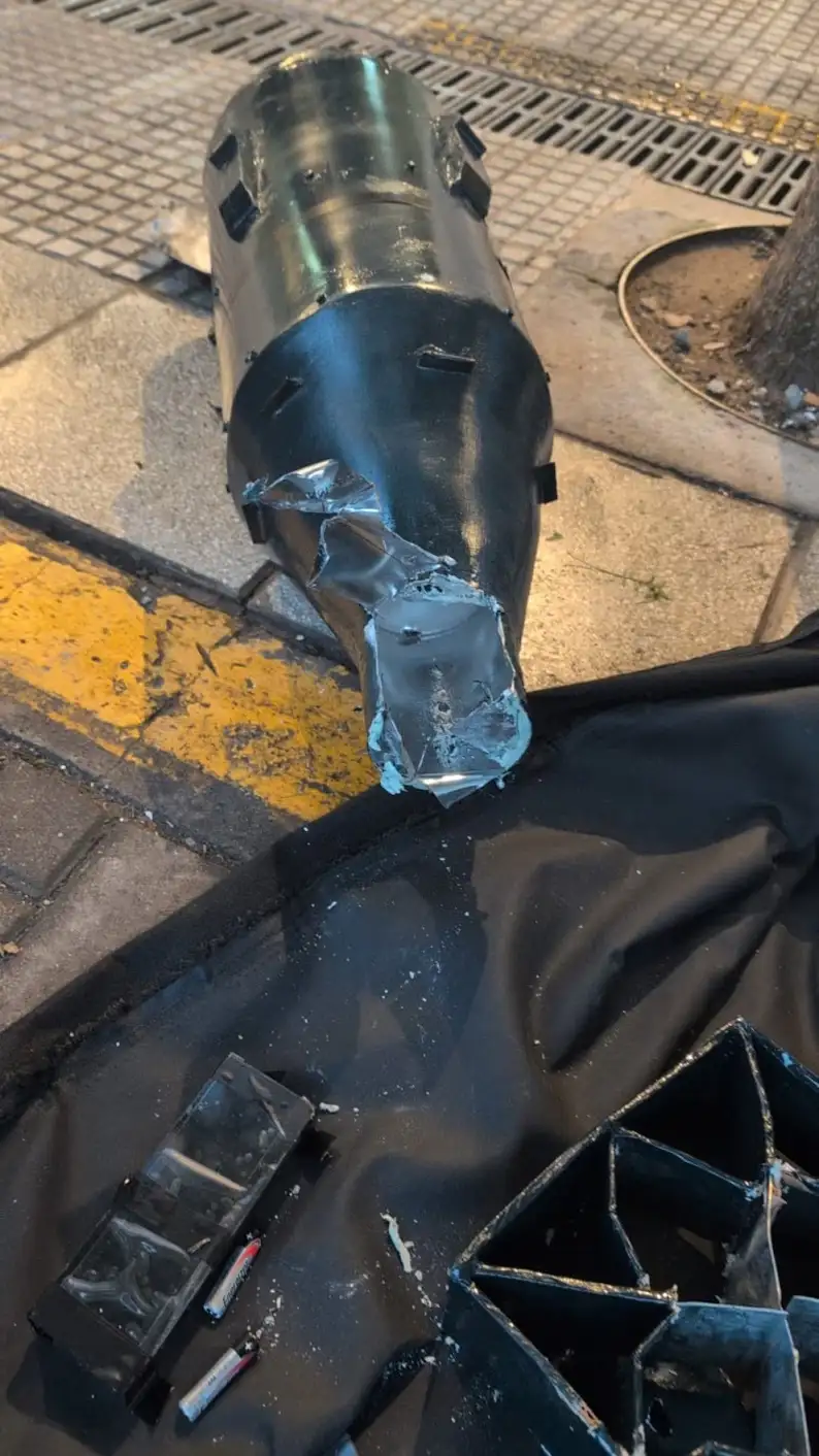 La réplica de bomba que dejaron en la puerta de la Cámara Nacional de Apelaciones
