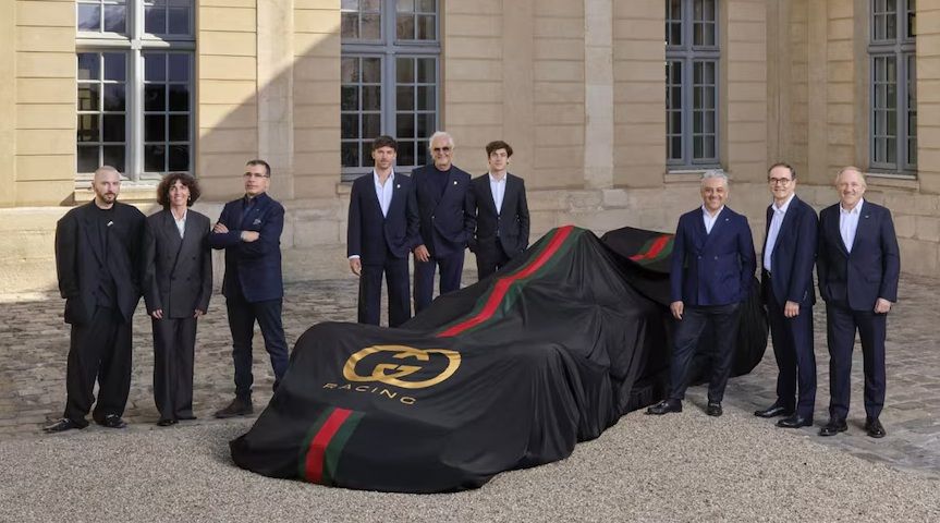 Representantes de Gucci y Alpine posan junto a Franco Colapinto, Pierre Gasly y Flavio Briatore