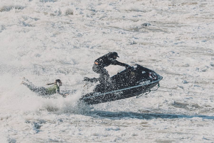  El experimentado Gastón Capria y su moto de agua ayudaron a los surfistas