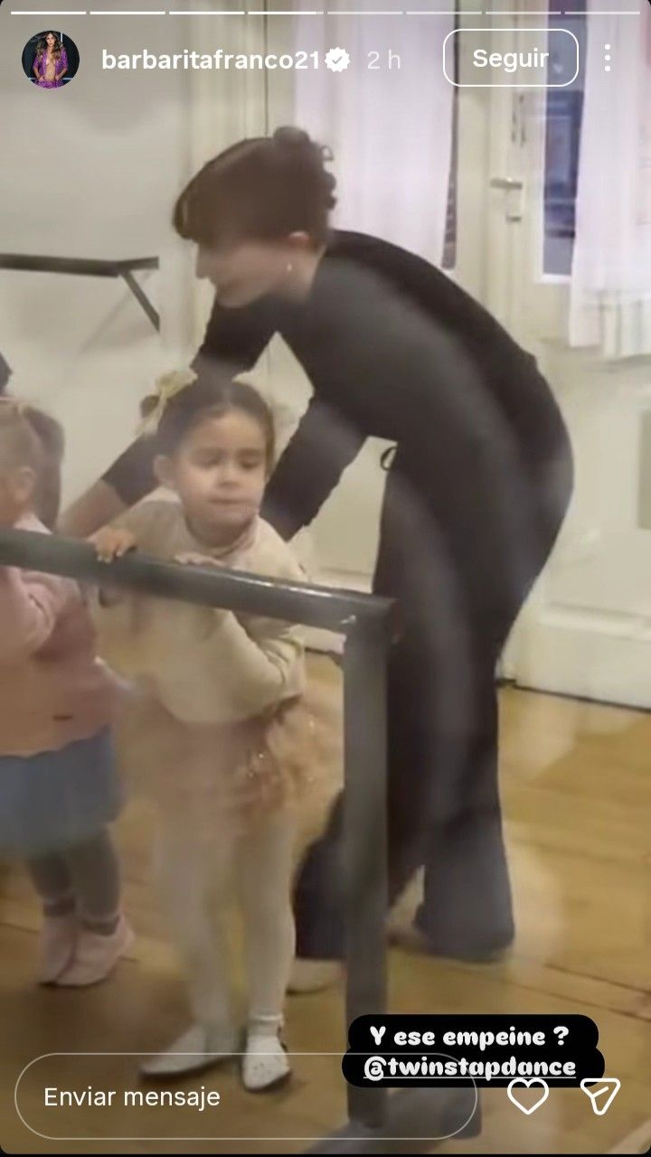 Sarah Burlando en su clase de danza