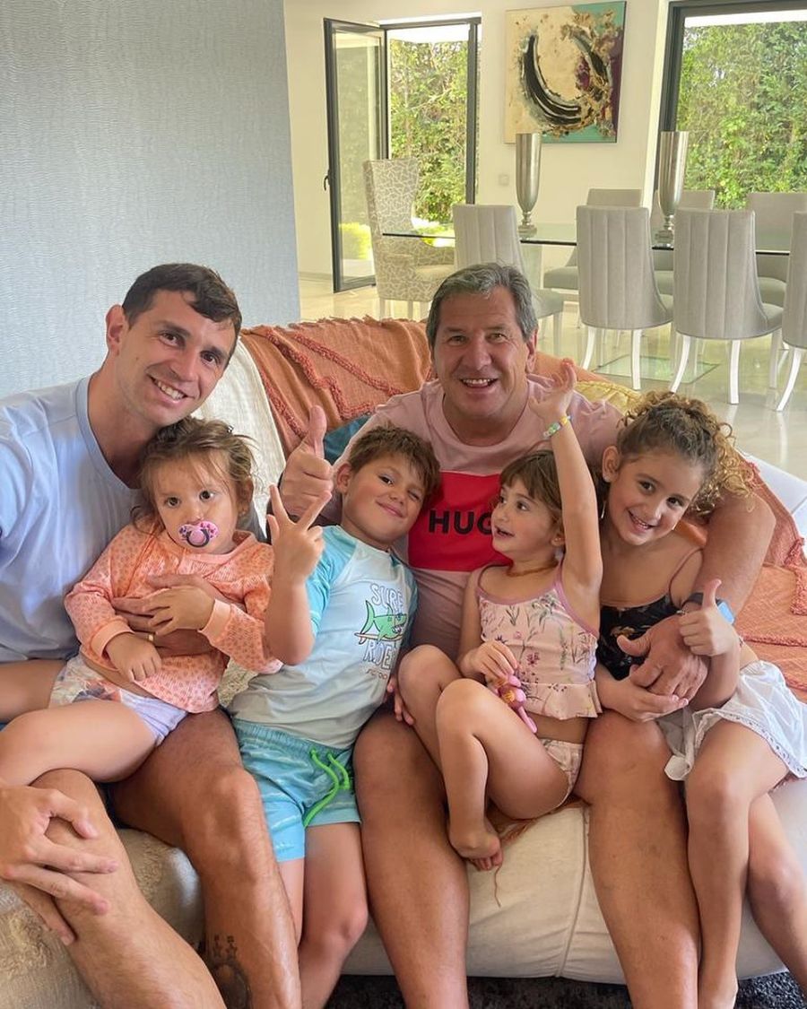 Dibu Martínez y Mandinha