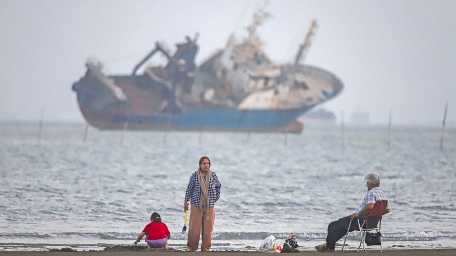 Fotogaleria iraníes sentados en la playa de Suru, en Bandar Abbas, a lo largo del estrecho de Ormuz. Estados Unidos e Irán intercambiaron ataques