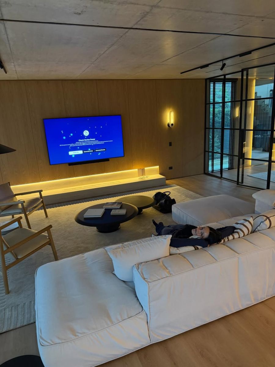 Living de Oriana Sabatini y Paulo Dybala: estilo japandi industrial loft