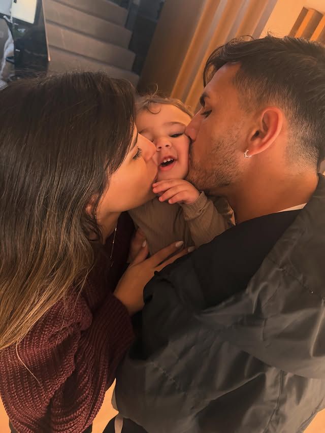 Camila Galante y Leandro Paredes con su hijo 