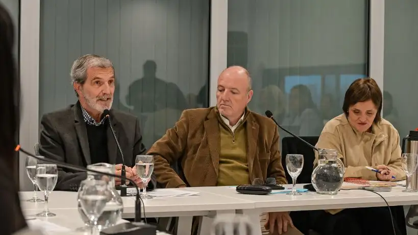 Avanza en Córdoba una iniciativa para prohibir el uso de celulares en escuelas municipales.