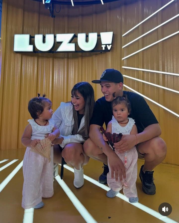 Daniela Celis y Thiago Medina con sus hijas