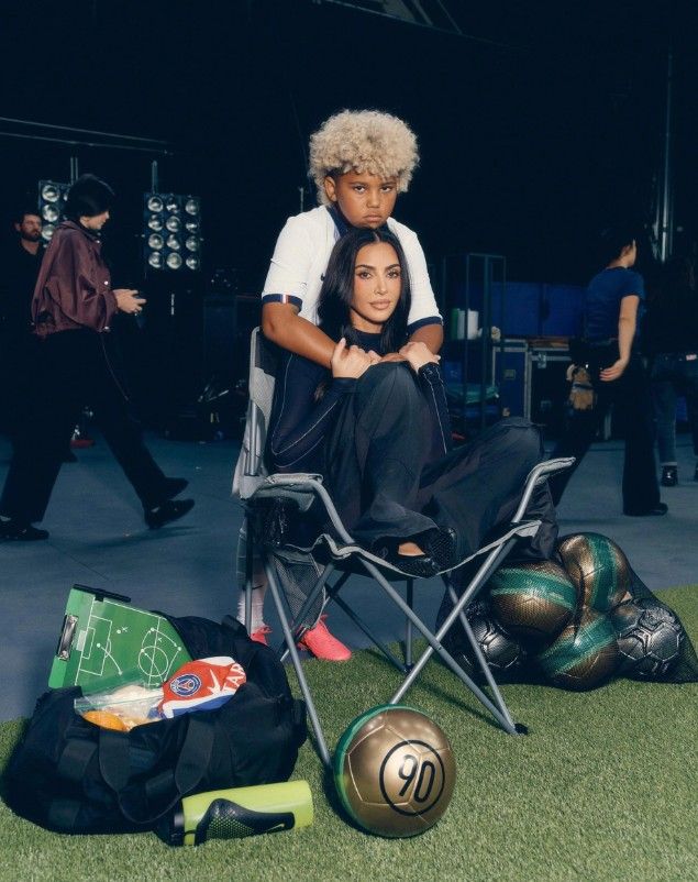 Kim Kardashian y su hijo Saint aparecen en el cortometraje Rip the Script de Nike Football