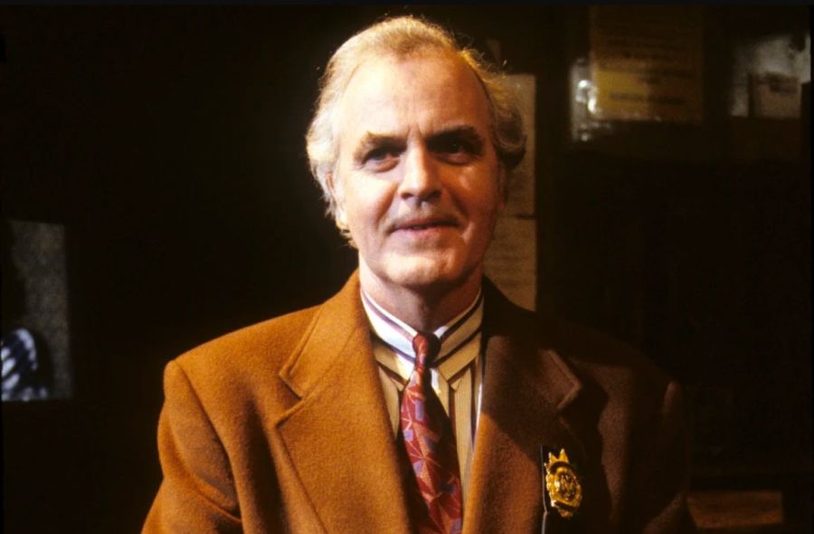 James Handy en un episodio de NYPD Blue en 1995