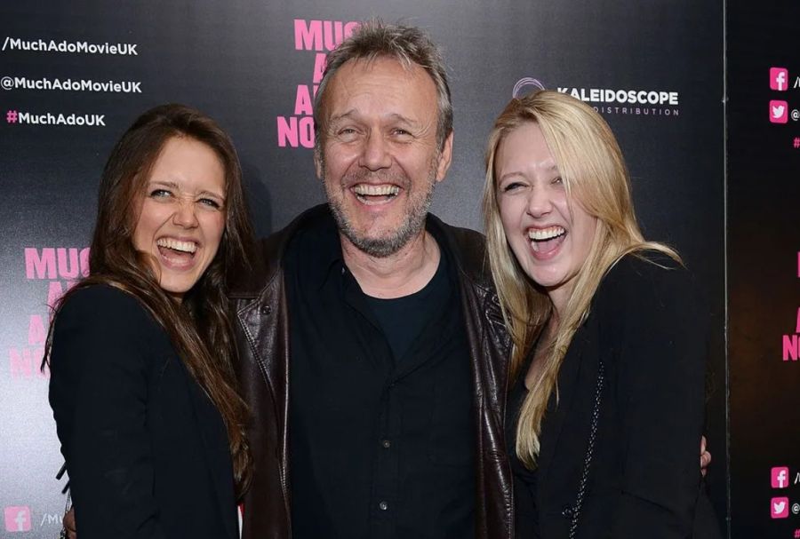 Las actrices Daisy Head y Emily Head junto a su padre Anthony en una proyección de cine en 2013.