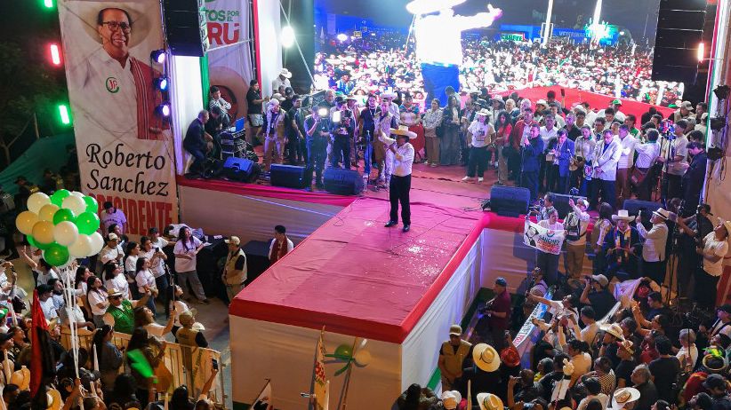 Roberto Sánchez, en el cierre de campaña para el balotaje en Perú.