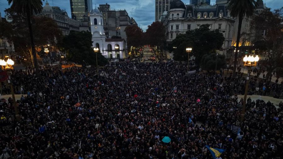 Fanáticos del Indio Solari en plaza de mayo 06062026