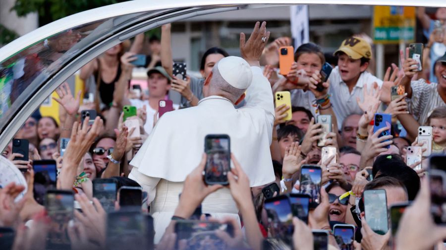 Fotogaleria El papa León XIV saluda a la gente de camino a la Plaza de Lima de Madrid, donde dirigirá una vigilia de oración con jóvenes