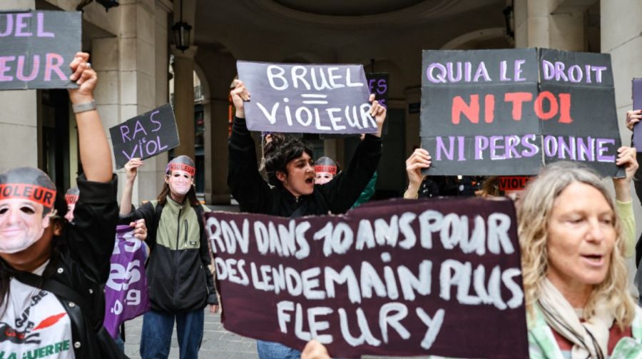 Miembros del colectivo feminista francés Nous Toutes (Todas nosotras) protestan con pancartas contra Patrick Bruel