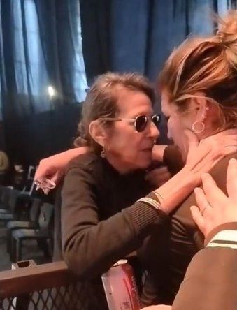 Virginia Mones Ruiz, esposa del Indio Solari, consolando a una fanática