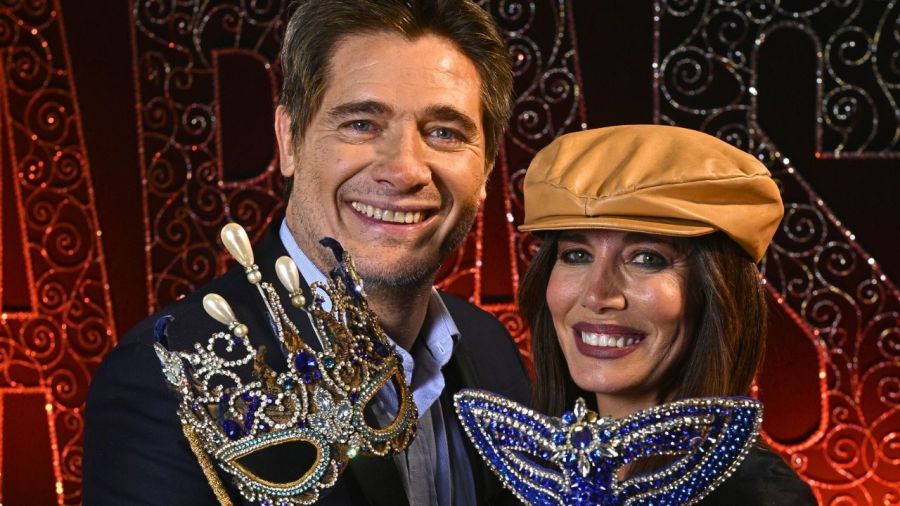 Así es la casa de Guillermo Andino y Carolina Prat: piscina, mucha madera y hasta un museo