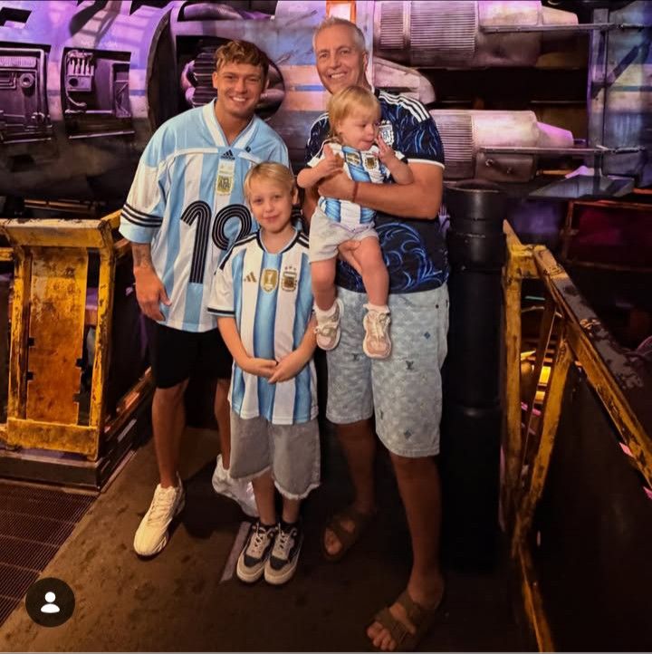 Marley y sus hijos Mirko y Milenka junto a Ian Lucas