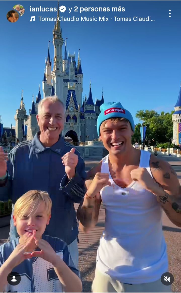Marley y sus hijos Mirko y Milenka junto a Ian Lucas