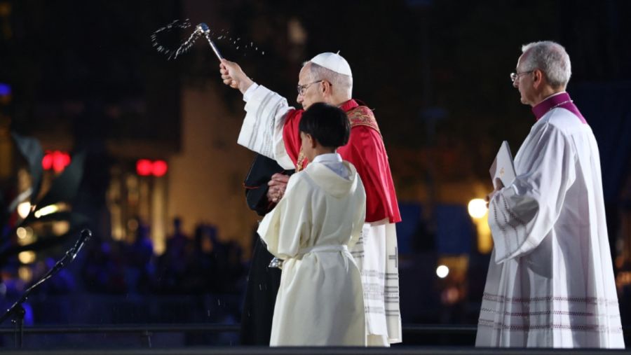 El papa León XIV inaugura la torre de Jesucristo de la basílica de la Sagrada Familia en Barcelona, el 10 de junio de 2026