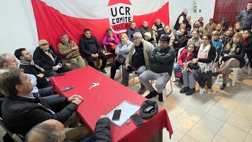 Gvozdenovich y otros legisladores en la seccional quinta
