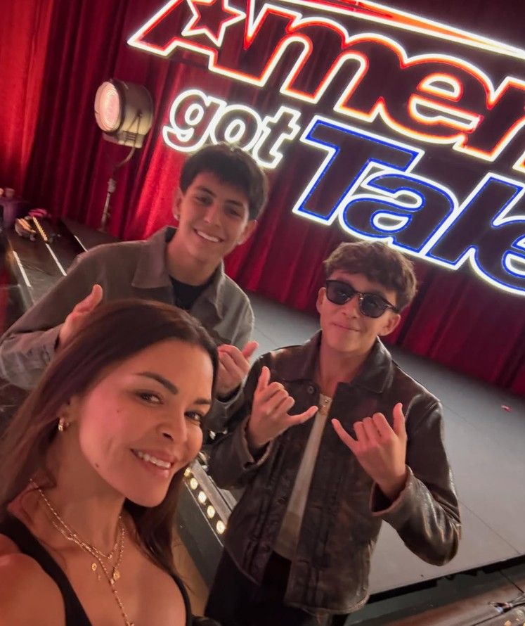 Nyjah Music y Zyah Rhythm con su mamá Tahití Hernández