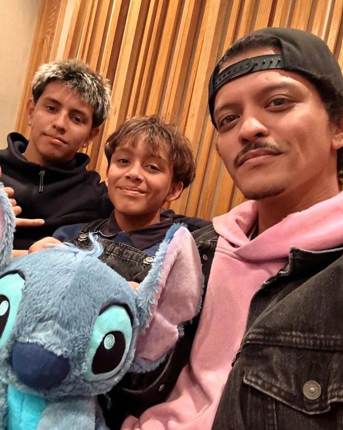 Nyjah Music y Zyah Rhythm con su tío Bruno Mars