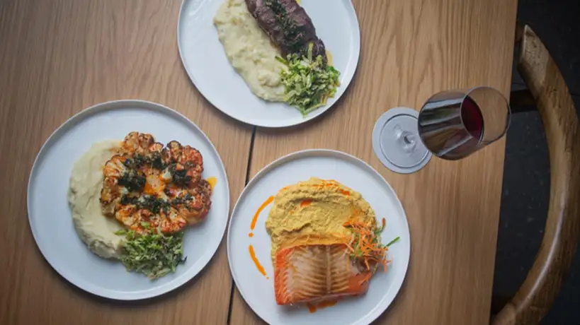 Platos en el restaurante Koala