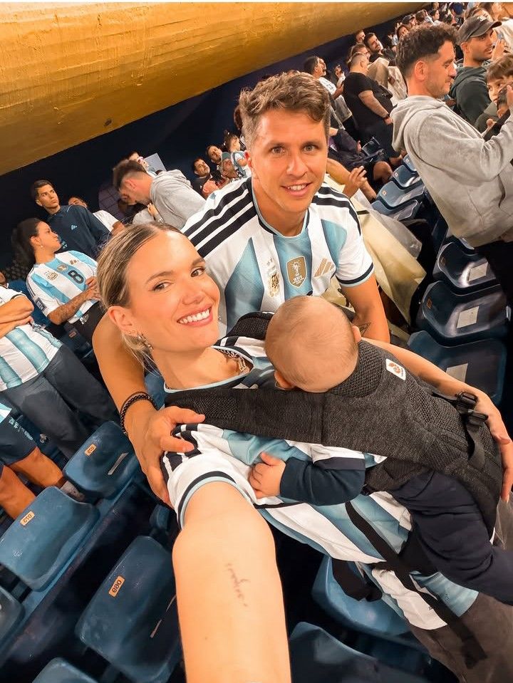 Eva Bargiela y Gianluca Simeone con su hijo, Faustino
