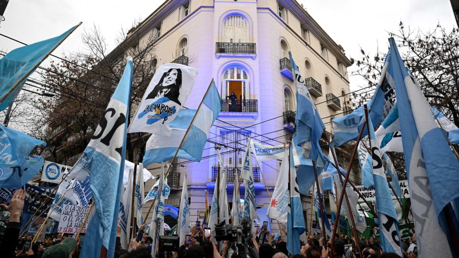 Fotogaleria La expresidenta argentina (2007-2015), Cristina Kirchner, aparece en el balcón de su casa mientras permanece bajo arresto domiciliario en Buenos Aires