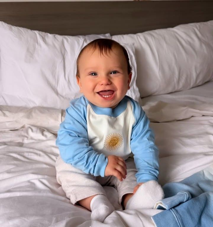 Look mundialista de Faustino, hijo de Eva Bargiela