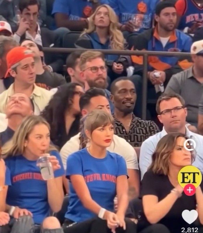 Scooter Braun y Sydney Sweeney detrás de Taylor Swift en el partido de los Knicks vs Spurs
