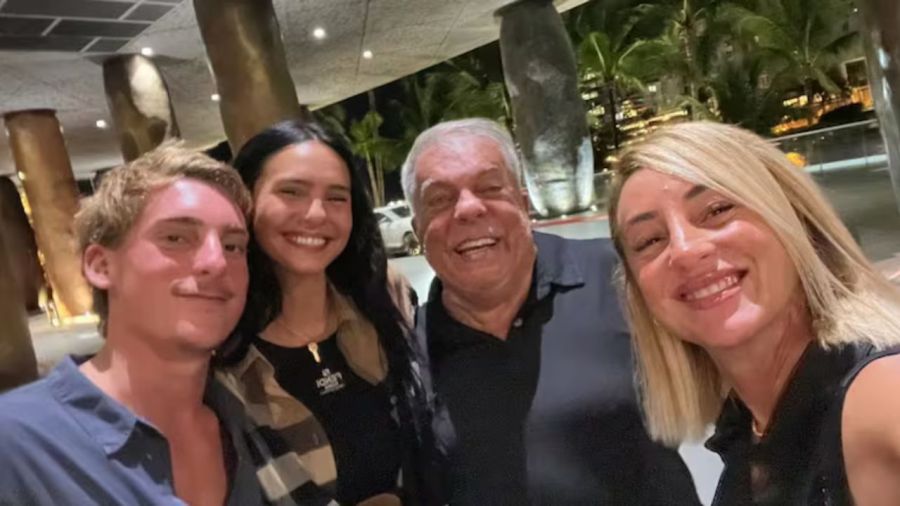 Juana Tinelli junto a Bautista Cuiña y su familia