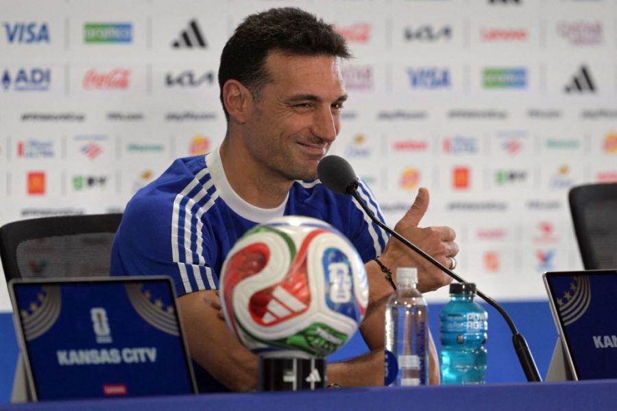 Lionel Scaloni, sonriente en la Conferencia de Prensa