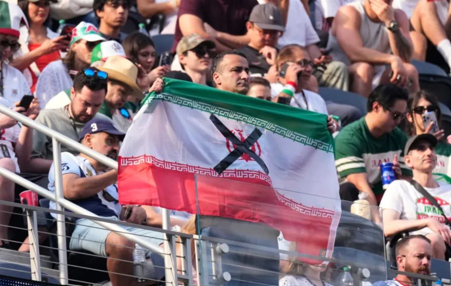 Bandera de Irán con el símbolo del régimen islámico tachado