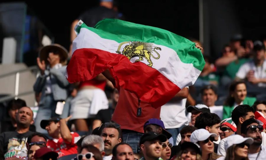 bandera del león y el sol, un símbolo con siglos de historia persa antes de la República Islámica de Irán.
