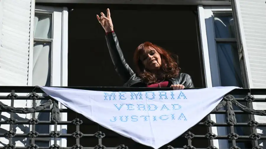 Cristina Kirchner en el balcón 16062026